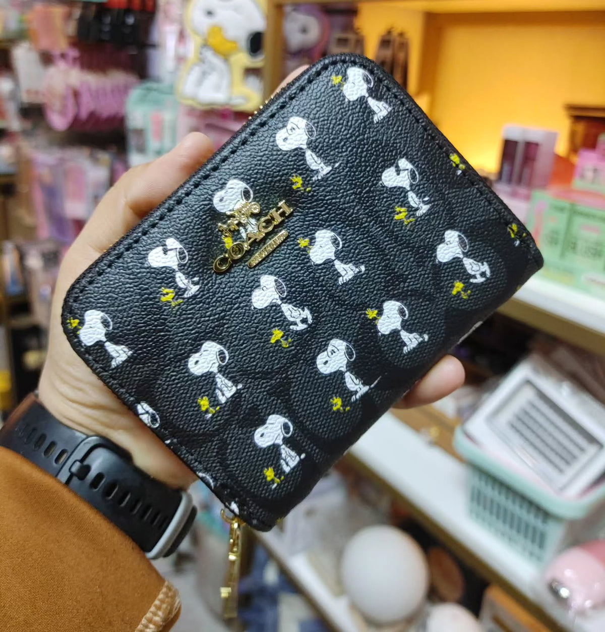 MONEDERO COACH SNOOPY COLOR NEGRO