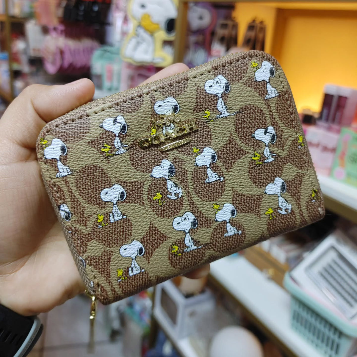 MONEDERO COACH SNOOPY COLOR CAFE