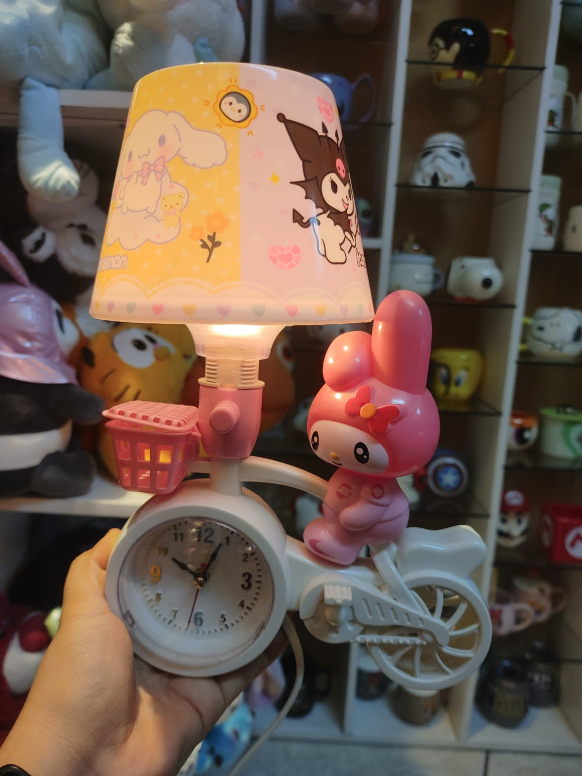 Lámpara de Mesa Multifuncional "My Melody en Bicicleta" con Reloj y Cesta 🎀🚲⏰